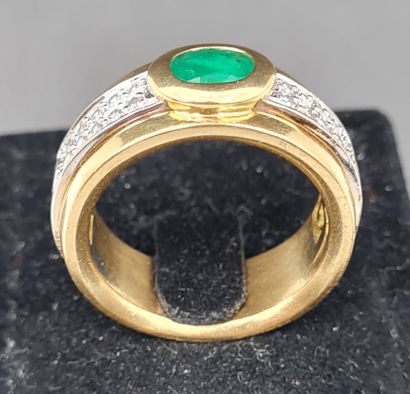 null 18K yellow gold ring with an oval emerald (worn) surrounded by two lines of...