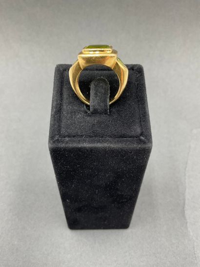 null RING in 18K yellow gold 750/°° set with three fancy cut peridots in a closed...