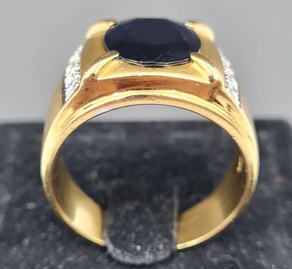 null RING in 18K yellow gold 750/°° set with an oval sapphire of about 4 carats and...