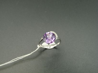 null 9K (375/oo) white gold cross ring centered with a round amethyst and set with...