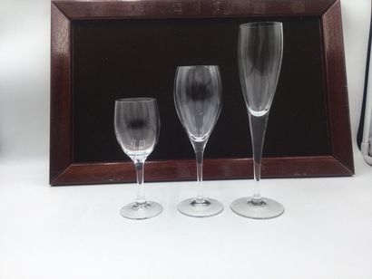 null Crystal service including: 6 water glasses (21.5 cm), 6 wine glasses (17 cm)...
