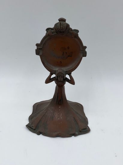 null PORTE MONTRE de gousset en cuivre époque Art nouveau figurant une femme stylisée...