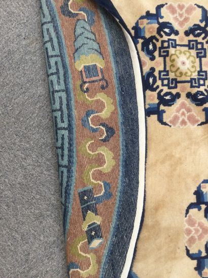 null Tapis rond mécanique en laine à motifs géométriques sur fond crème dans les...