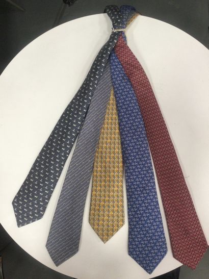  Un Lot de 5 cravates HERMES