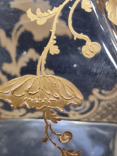  Attribuée à DAUM, Circa 1890, Petite carafe en verre à décor floral dégagé à l'acide...