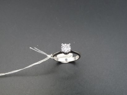 null BAGUE solitaire en or gris 9K (375/oo) centrée d'un diamant taille brillant...