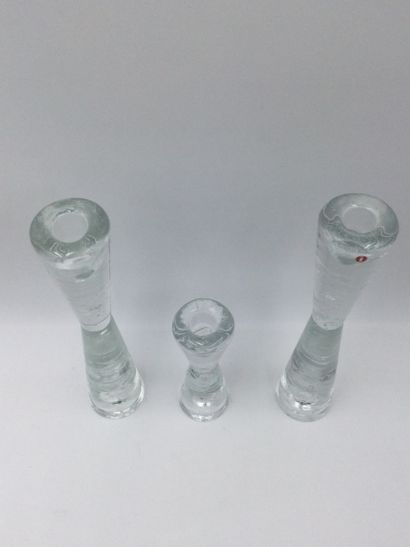 null IITALA, Ensemble de trois bougeoirs en verre moulé, H. 25 cm et 14 cm.