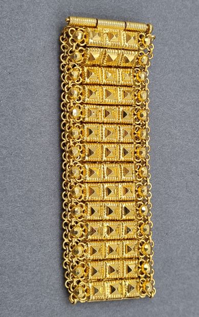 null BRACELET in 18K yellow gold 750/°° decorated with 3 lines of diamond points,...