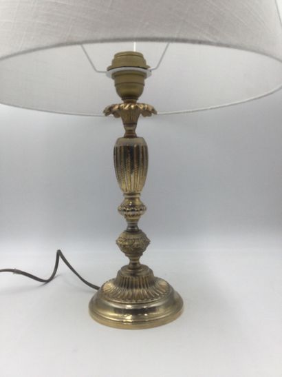 null Elégante Lampe de style Louis XVI en métal doré, H. 50 cm (avec abat jour)