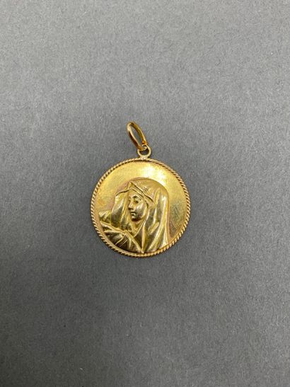 null PENDENTIF en or jaune 18 K 750/°° à décor de la vierge, poinçon 750, poids :...