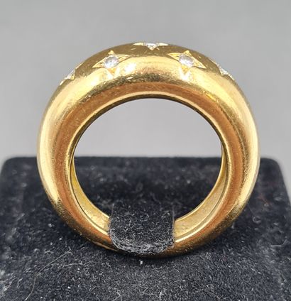 null Ring in 18K yellow gold 750/°° smooth decorated with 7 brilliant cut diamonds...