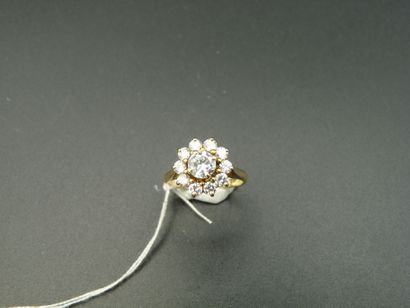 null 18K (750/oo) yellow gold "Marguerite" ring centered on a brilliant-cut diamond...