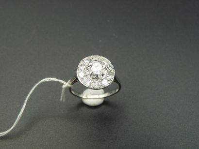  Platinum ring (850/oo), the round plate centered with a half-cut diamond calibrating...