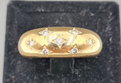  BAGUE jonc bombé en or jaune 18K 750/°° lisse ornée de 7 diamants taille brillant...