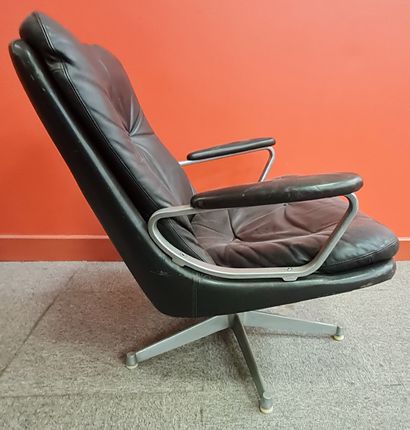 null André VANDENBEUCK pour la maison d'édition Suisse STRASSLE, Fauteuil en cuir...