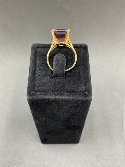  RING in yellow gold 18 750/°° decorated with a rectangular amethyst with cut sides...