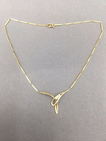 null NECKLACE in yellow gold 18K 750/°° and adorned with 3 brilliant-cut diamonds,...