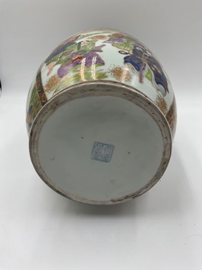 null Vase SATSUMA en porcelaine à décor polychrome de scènes animées de guerriers...