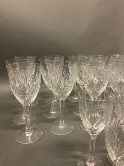 null SAINT-LOUIS, Service de verres modèle Chantilly comprenant : 11 verres à eau...