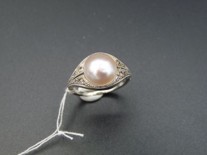  BAGUE en or gris 18K (750/oo) centrée d'une perle Mabé, l'épaulement serti de diamants...