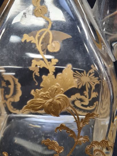  Attribuée à DAUM, Circa 1890, Petite carafe en verre à décor floral dégagé à l'acide...