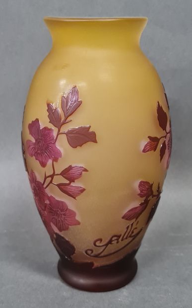 null GALLE, Vase en verre multicouche à décor sur fond ocre, dégagé à l'acide et...