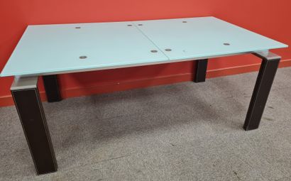 null Modern style table with glass top and integrated extensions. Size: 180 x 76...