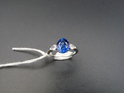 null 18K (750/oo) white gold ring centered on an oval sapphire weighing approximately...