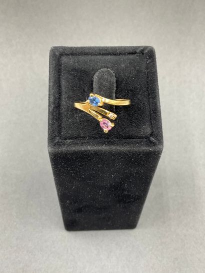 null RING in 18K yellow gold 750/°° set with one pink and one blue oval sapphire...
