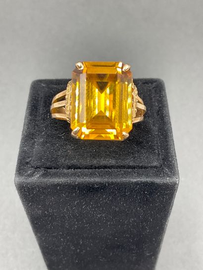  HORSE in yellow gold 18K 750/°° decorated with a rectangular yellow synthetic stone,...