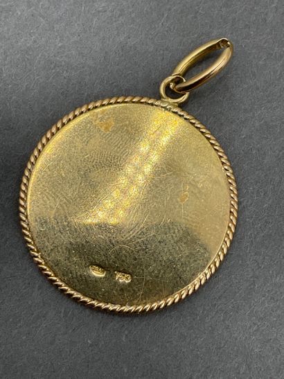 null PENDENTIF en or jaune 18 K 750/°° à décor de la vierge, poinçon 750, poids :...