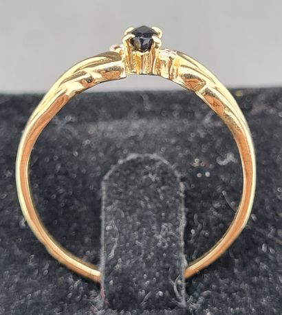 null RING in 18K yellow gold 750/°° set with a small black stone surrounded by two...