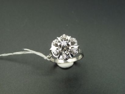 null BAGUE en or gris 18K (750/oo), le plateau formant rosace ajourée serti de diamants...