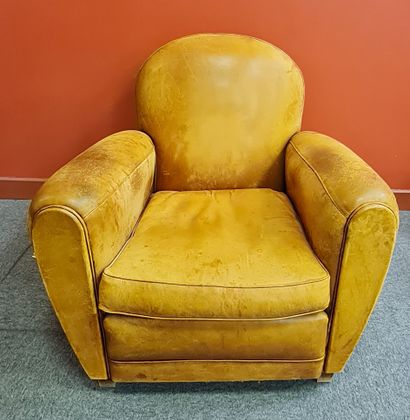 null CLUB CHAIR in beige leather, patina of use. h=86cm l=80cm p=30cm