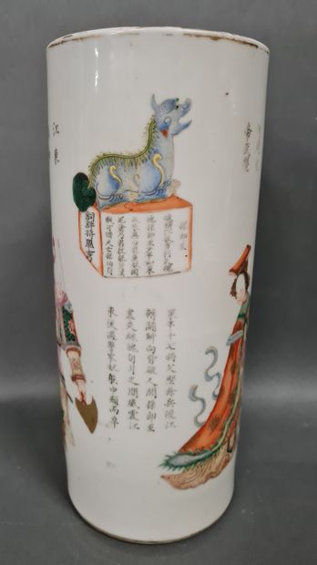 null CHINE, Vase rouleau en porcelaine de la famille rose, période TUNG CHIH (vers...