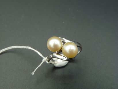  BAGUE "Toi et Moi" en or gris 18K (750/oo) ornée de deux perles de culture (diamètres...