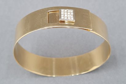  FLAT BRACELET in 18K yellow gold 750/°°, set with a square of 16 brilliant-cut diamonds...