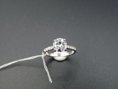 null 18K (750/oo) white gold ring centered on a brilliant-cut diamond weighing 1.23...