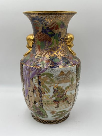  Vase SATSUMA en porcelaine à décor polychrome de scènes animées de guerriers et...