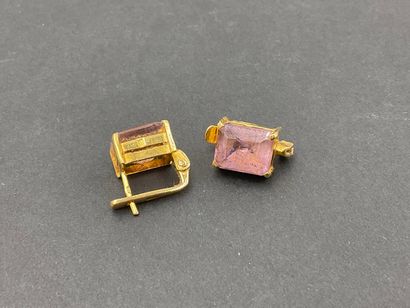 null Paire de CLIPS d'oreilles en or jaune 18K 750/°° sertis de pierres violettes,...