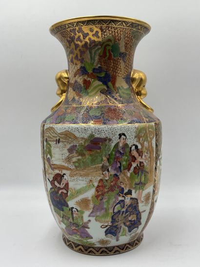 null Vase SATSUMA en porcelaine à décor polychrome de scènes animées de guerriers...