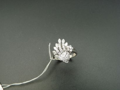 null BAGUE en or gris 18K (750/oo) figurant une Gerbe sertie de diamants taille brillant...