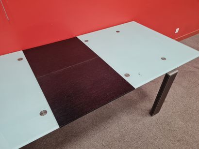  Table de style Moderne à plateau en verre et rallonges intégrées. Dim. : 180 x 76...