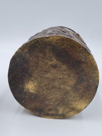 null Jules DALOU (1838-1902), "Le Bineur", pot à tabac en bronze à patine brune,...