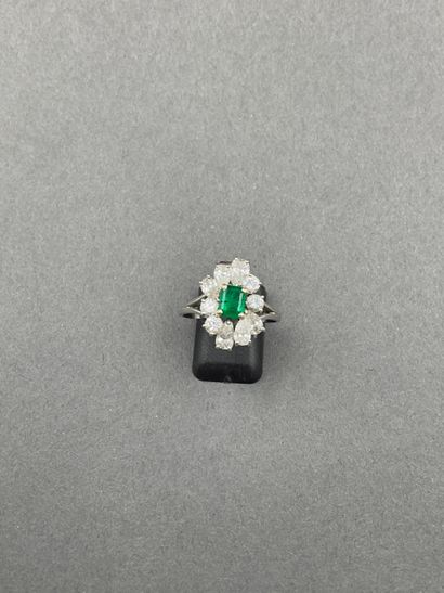 null RING in 18K white gold 750/°° decorated with a flower centered by an emerald...