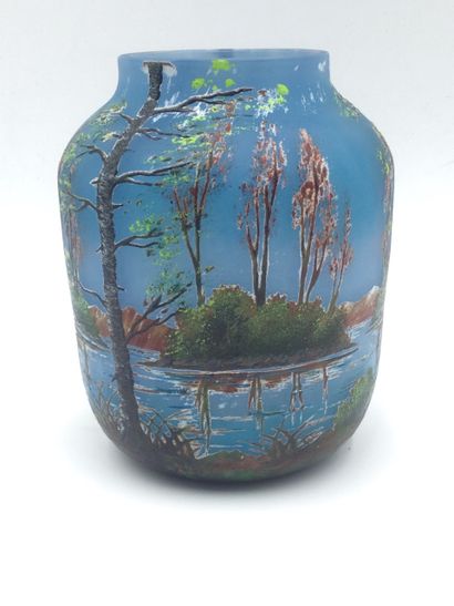  Dans le goût de LEGRAS, Vase en verre multicouche à décor polychrome très finement...