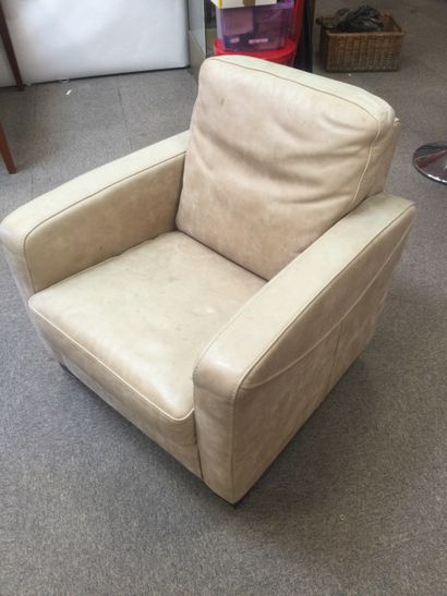 null FAUTEUIL en cuir beige (usure et taches)