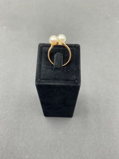 null BAGUE en or jaune 18K 750/°° ornée de deux perles entourées de brillants, poinçon...