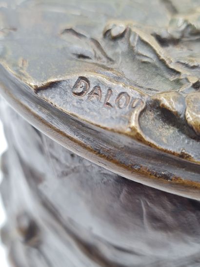  Jules DALOU (1838-1902), "Le Bineur", pot à tabac en bronze à patine brune, décor...