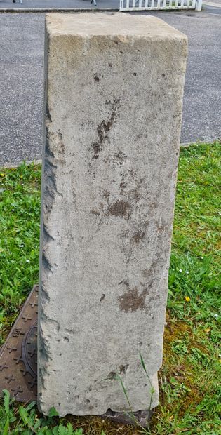 null STELE en pierre sculptée en hauts reliefs figurant un trophée d'armes, Dim....